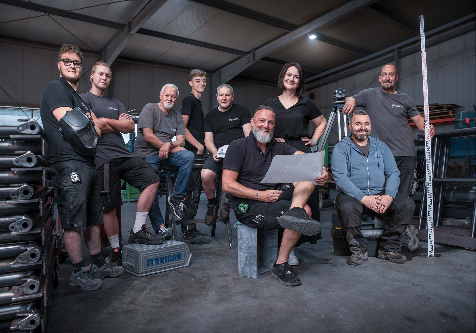 Teamfoto der Firma Stahlbautechnik Pongratz Teamfoto von der Firma Stahlbautechnik Pongratz in der Fertigungshalle in Voitsberg